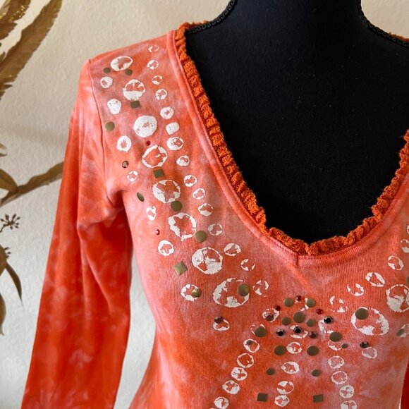 Coral Tie-Dye Y2K Studded Ruffle V-Neck Top - Picture 2 of 7